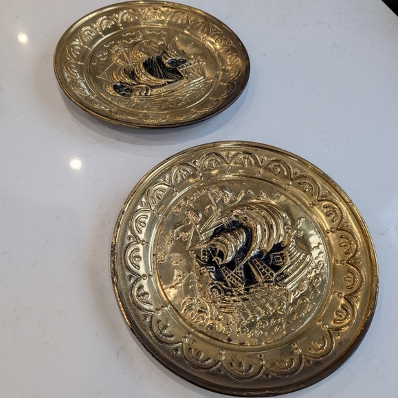 Vintage 1960 wall ship plates brass made in England - Picture 1 of 12